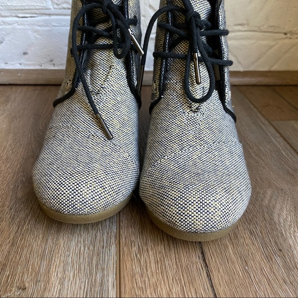 Toms Desert Wedge Bootie in Linen Metallic - 7.5 - Picture 5 of 8